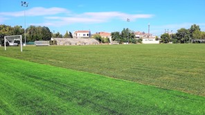 Νέος χλοοτάπητας στο γήπεδο ποδοσφαίρου στη Νίκαια